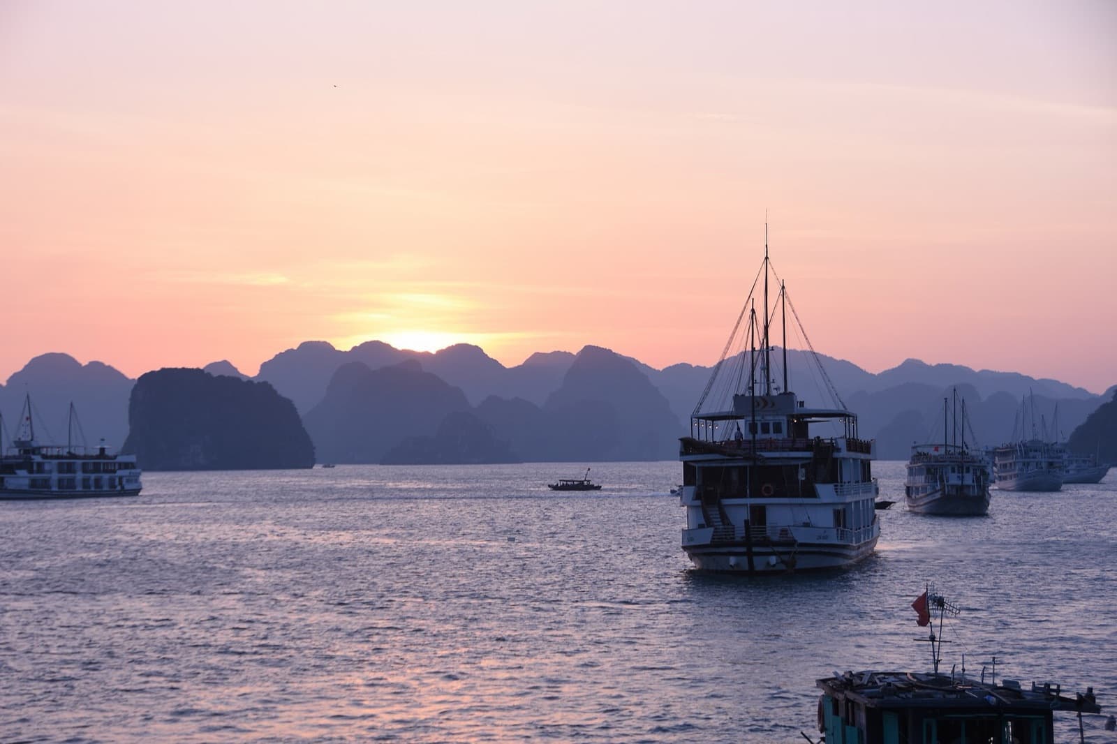 Du thuyền Hạ Long 2 ngày 1 đêm: Hang Sửng Sốt – Chèo kayak – Ti Tốp